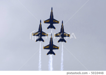 Blue Angels Fly in Tight Formation 5010448