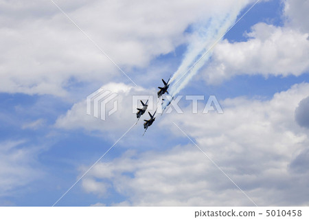 Several planes performing in an air show at Jones Beach 5010458