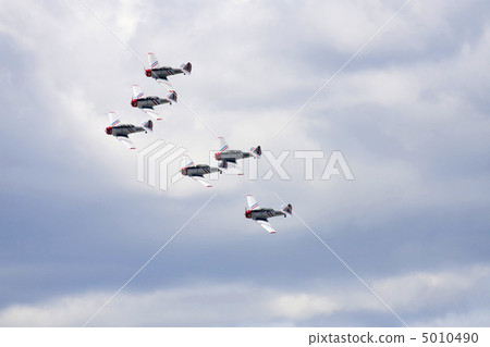 Several planes performing in an air show at Jones Beach 5010490