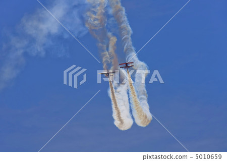 Two planes performing in an air show 5010659