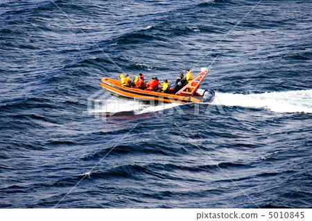 Alaska. Extreme tours on motorboat 5010845