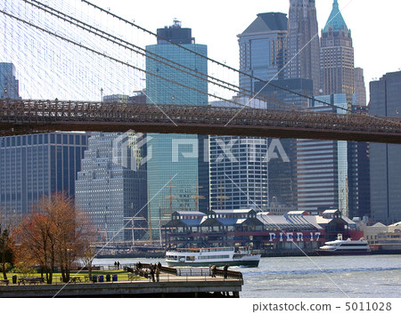 Brooklyn Bridge New York and East River Brooklyn Bridge New York and East River 5011028
