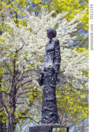 Statue of Emma Lazarus.Emma LazarusÕ Famous Poem A poem by Emma 5011154