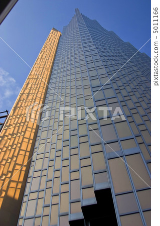 Mahhattan .Urban view at modern glass building with blue sky Mahhattan .Urban view at modern glass building with blue sky 5011166