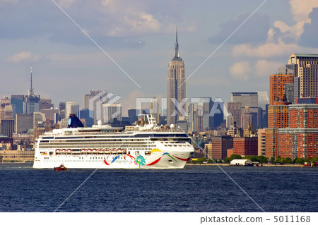 Luxury white cruise ship Luxury white cruise ship 5011168