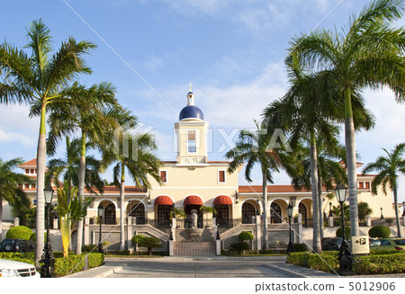 Facade of a resort 5012906