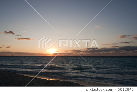 Caribbean sea shore at sunrise 5012945