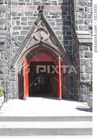 Entrance to the church 5013050