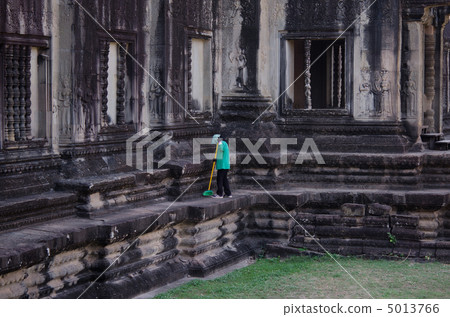 Women cleaning Angkor Wat Women cleaning Angkor Wat 5013766