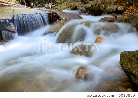 Small waterfall 5013899