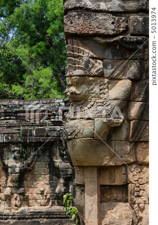 Angkor Thom's sculpture 5013974