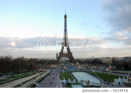 A panoramic view symbolizing the splendor of Paris. The magnificent Eiffel Tower seen from across the fountains of the Trocadéro Gardens. A panoramic view symbolizing the splendor of Paris. The magnificent Eiffel Tower seen from across the fountains of the Trocadéro Gardens. 5014416