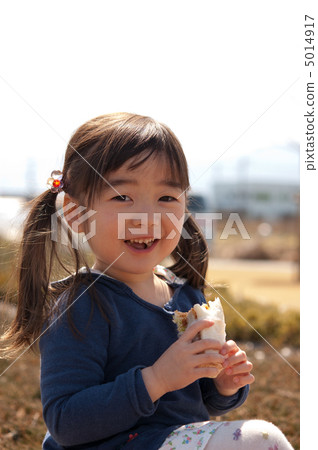 一個吃三明治的女孩 一個吃三明治的女孩 5014917