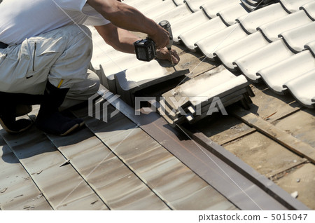 Roof repair work 5015047