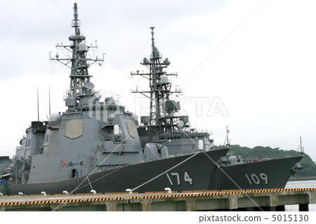 從Yokosuka Velney公園觀看的護航船 5015130