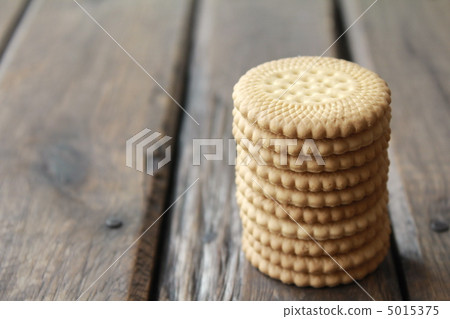 Simple biscuits stacked vertically - baked goods 5015375