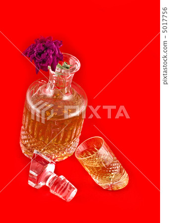 Crystal decanter with jigger for alcoholic beverage and flower Crystal decanter with jigger for alcoholic beverage and flower 5017756