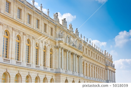 Palace side with statues on top in Versailles 5018039