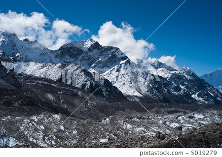 glacier and peaks not far Gorak shep and Everest base camp glacier and peaks not far Gorak shep and Everest base camp 5019279