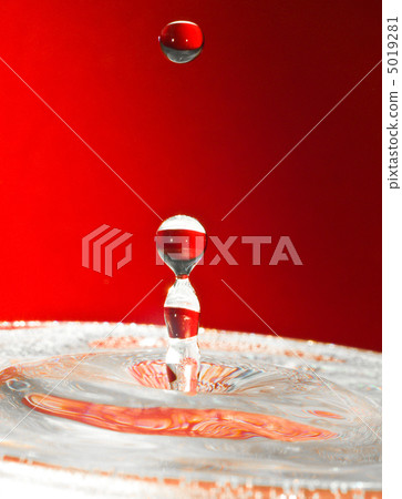 Extreme close-up. Falling drops of water 5019281