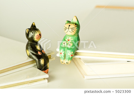 A pair of white books and cute cats A pair of white books and cute cats 5023300