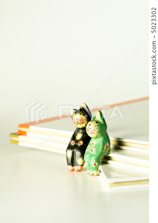 一雙白書和可愛的貓咪 5023302