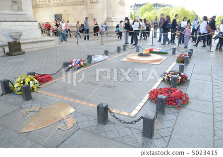 Arc de Triomphe in Paris 5023415