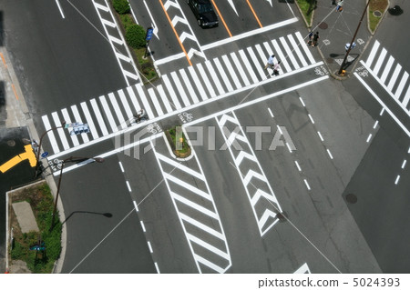 人行橫道的一個大十字路口 5024393