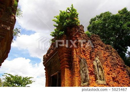 Roryos ruins group Raleigh 5025467