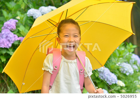 有傘的小學女生(雨季) 有傘的小學女生(雨季) 5026955