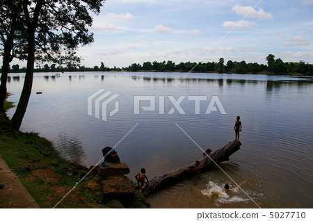 Angkor remains ruins kids of Sura Suran Angkor remains ruins kids of Sura Suran 5027710