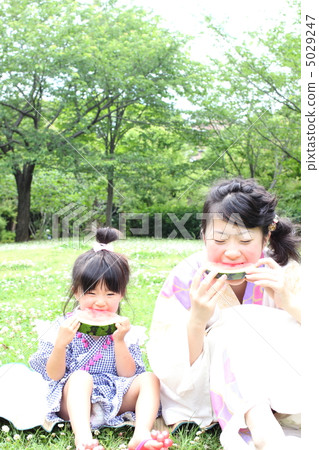 姐妹們在浴衣吃西瓜 姐妹們在浴衣吃西瓜 5029247