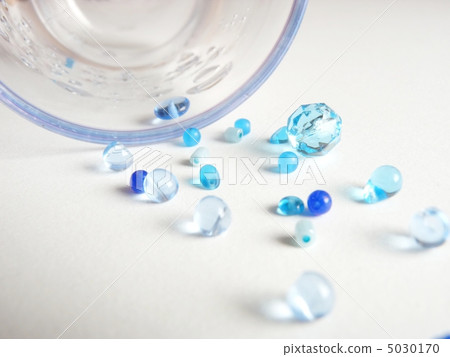Beads and glasses 5030170