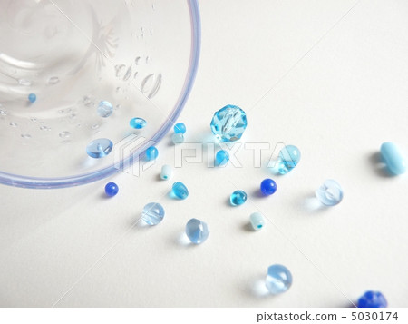 Beads and glasses 5030174