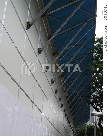 Construction plate enclosure and falling object prevention equipment 5030742