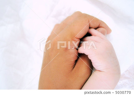 Dad's hands and baby's hands 5030770