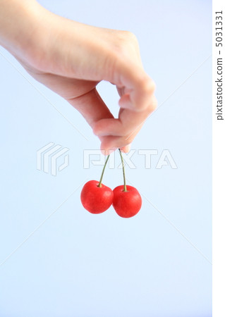 Cherries and hands 5031331