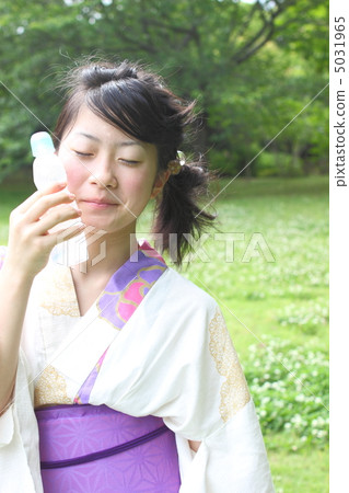 Yukata的一個女孩與ramune 5031965
