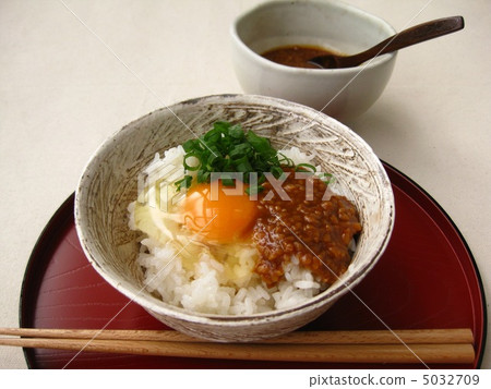 Eggs of soy sauce koji 5032709