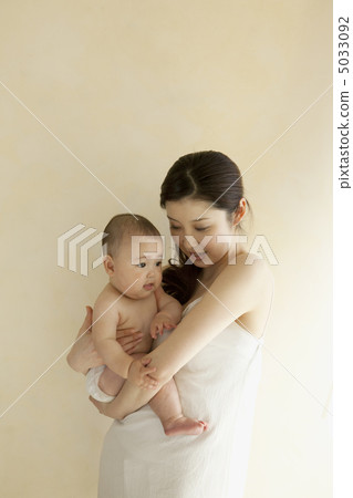 Baby and mother 5033092