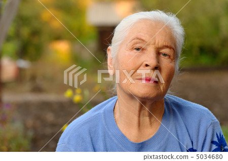 Portrait of the elderly woman Portrait of the elderly woman 5034680