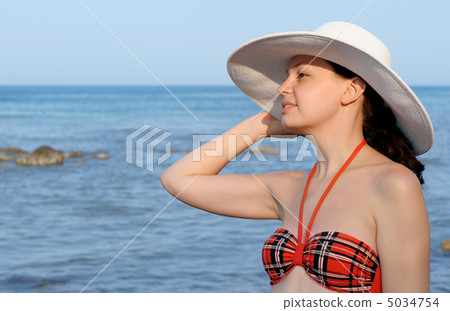 The girl in a hat against the sea and blue sky 5034754