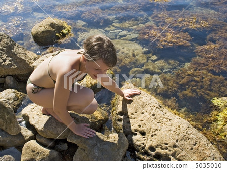 The girl on sitting squat 5035010
