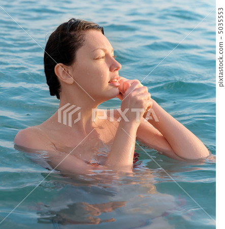 The woman in the sea. Solar sunset light The woman in the sea. Solar sunset light 5035553