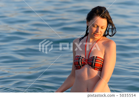 The woman in the sea. Solar sunset light The woman in the sea. Solar sunset light 5035554