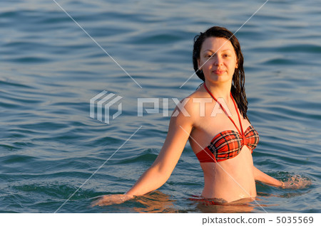 The woman in the sea. Solar sunset light The woman in the sea. Solar sunset light 5035569