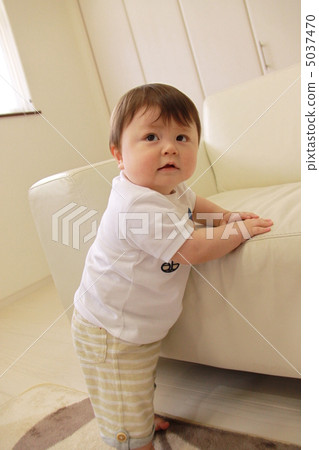 抱著沙發2的嬰兒 5037470