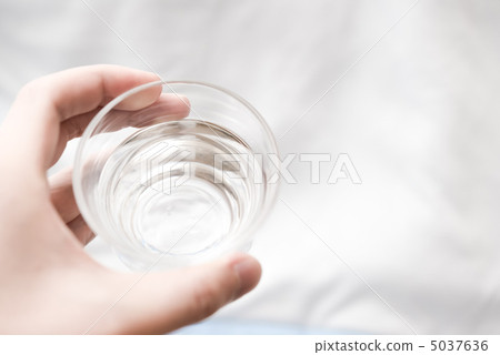 Water to cup 5037636