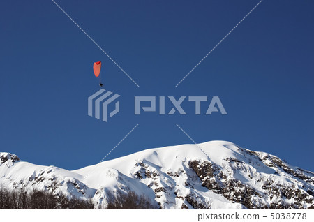mountain paragliding 5038778
