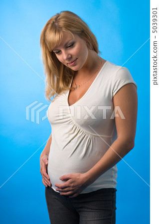 portrait of a pregnant woman 5039301